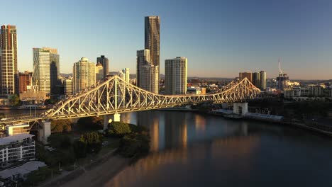 Amanecer-De-La-Ciudad-De-Brisbane-Hermosa-Vista-Aérea-Con-Cbd,-Río-Brisbane,-Edificios,-Puente-De-Historia-Y-Autopista-Con-Cantidad-De-Autos