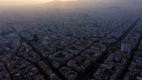 Barcelona-Stadtbild-Luftbild-Bei-Sonnenuntergang-Mit-Wolken,-Spanien
