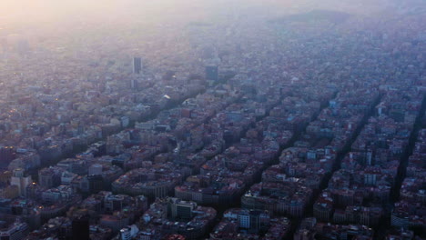 Barcelona-Stadtbild-Hohe-Winkelansicht,-Bei-Sonnenuntergang-Mit-Wolken,-Spanien