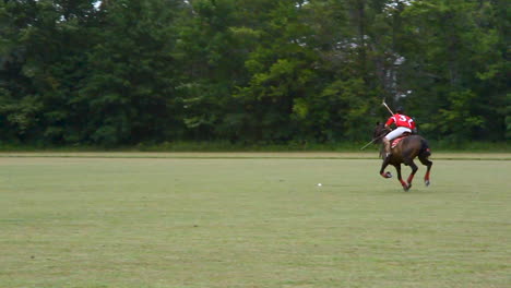 Grupo-De-Jugadores-De-Polo-A-Caballo-Persiguiendo-La-Pelota