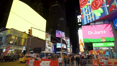 Weitwinkelaufnahme-Der-Ankunft-Am-Timesquare,-New-York-City