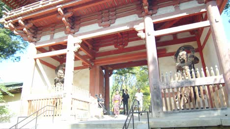 Equipo-Comercial-Caminando-Por-Un-Santuario-En-Kyoto,-Japón-Cámara-Lenta-Suave-4k