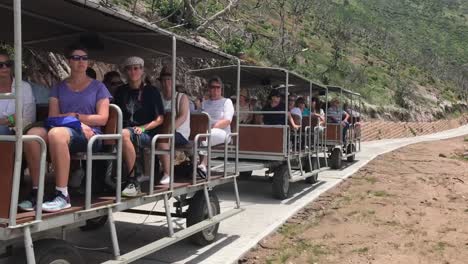 Besucher-Des-Touristenzuges-Erkunden-Die-Steilen-Hänge-Des-Naturschutzgebiets