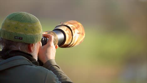 Fotógrafo-Tomando-Fotos-En-Una-Gran-Cámara-De-Naturaleza-Salvaje,-Primer-Plano-Enfocado