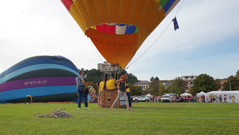 Gente-Preparándose-Para-Montar-En-Globo-Aerostático-En-La-Feria-De-Italia