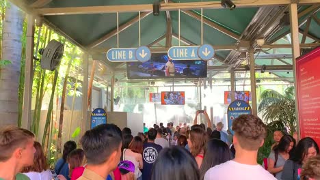 Personas-Esperando-En-Fila-Para-El-Recién-Inaugurado-Jurassic-World-The-Ride,-En-Universal-Studios-Hollywood