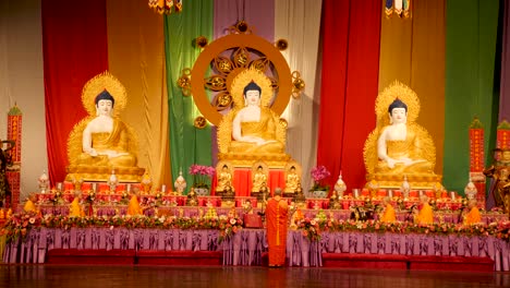 Mönche-Beten-Vor-Der-Buddha-Statue-Beim-Buddha-Geburtstagsfest-Menschen-Und-Mönche-Beten-Die-Religion-Des-Buddhismus