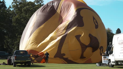 Equipo-De-Ingenieros-De-Globos-Aerostáticos-Erige-E-Infla-Sus-Globos-Para-Una-Exhibición-Atada-En-Un-Festival-De-Globos-Aerostáticos