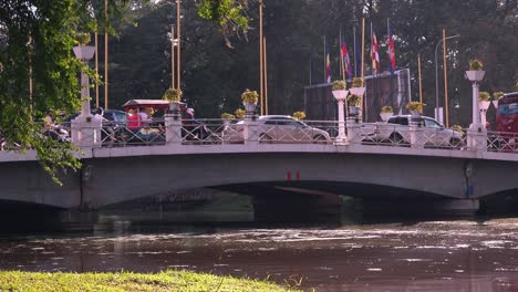 Verkehr-über-Brücke,-Fluss-überqueren