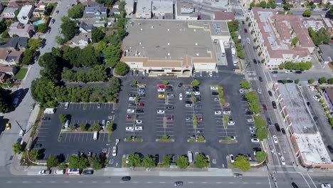 Luftdrohnenansicht-Des-Safeway-Lebensmittelladens-Mit-Parkplatz