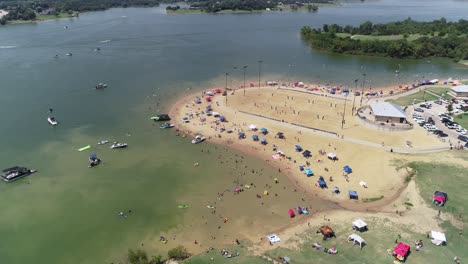 Este-Es-Un-Video-Aéreo-De-Personas-Festejando-En-Little-Park-Park-El-Día-Del-Trabajo-2019