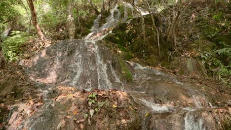 Cascada-En-La-Naturaleza-De-La-Montaña-A-Cámara-Lenta-Con-Arroyo-Y-Fresco-En-Tailandia