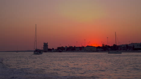 Segelboote-Segeln-Bei-Sonnenuntergang-Auf-Dem-Meer
