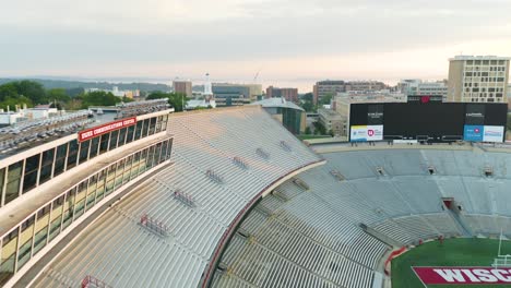 Luftüberflug,-Leere-Tribünensitze-Im-Wisconsin-Dachs-Fußballstadion