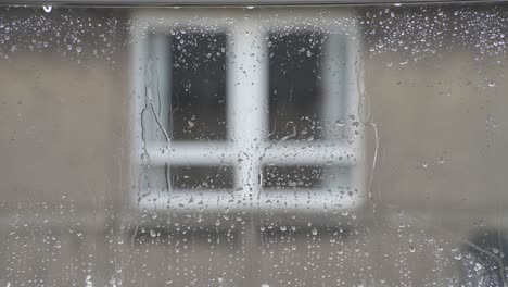 Primer-Plano-De-Las-Gotas-De-Lluvia-En-La-Ventana