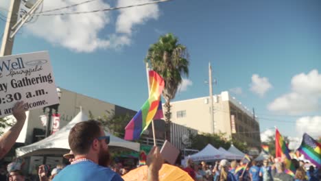 Zeitlupenaufnahme-Von-Menschen,-Die-Mit-Pride-Flaggen-Bei-Der-River-City-Pride-Parade-In-Jacksonville,-Florida,-Auf-Der-Straße-Marschieren