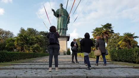 Los-Turistas-Fotografían-El-Coloso-De-San-Carlo-En-Arona,-Italia