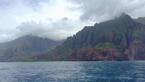 4k-Hawaii-Kauai-Bootfahren-Auf-Dem-Ozean,-Der-Von-Rechts-Nach-Links-Mit-Bergen-In-Wolken-Schwimmt
