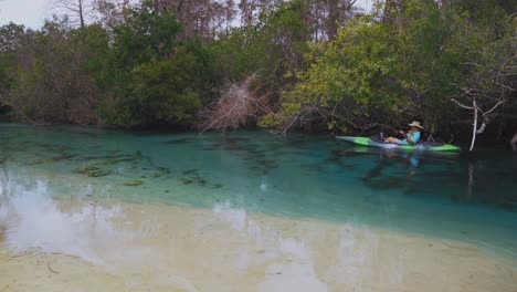 Zwei-ältere-Menschen-Genießen-Das-Kajakfahren-Und-Paddeln-Mit-Ihren-Kajaks-Durch-Das-Magisch-Klare-Blaue-Wasser-Des-Spring-River-Des-Weeki-Wachee-State-Park