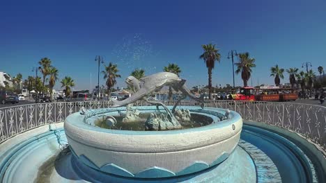 La-Fuente-De-Los-Delfines-En-La-Isla-Griega-De-Kos