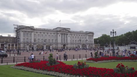 Buckingham-Palace-with-lot-of-tourists,-wide-angle-shot-panning-right