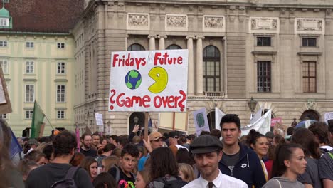 Freitags-Für-Die-Zukunft-Schilder,-Die-Während-Der-Proteste-Gegen-Den-Klimawandel-In-Wien,-Österreich,-Am-Heldenplatz-Hochgehalten-Werden