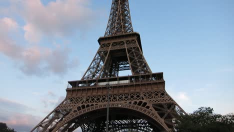 Gente-Esperando-Para-Cruzar-La-Calle-Frente-A-La-Torre-Eiffel,-En-París,-Francia