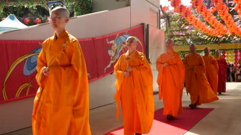 Wanderzeremonie-Der-Mönche-Während-Des-Buddha-Geburtstagsfestes-In-Southbank,-Brisbane-2018