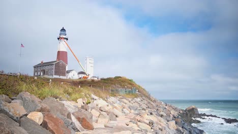 Seitlicher-Blick-Auf-Den-Montauk-Point-Leuchtturm-Und-Die-Felsen-Am-Strand-An-Einem-Teilweise-Bewölkten-Tag