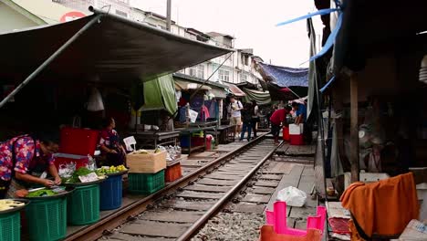 Eine-Aufregende-Zugfahrt-Zum-Mae-Klong-Eisenbahnmarkt