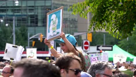 Niña-Sosteniendo-Un-Cartel-Durante-La-Marcha-Del-Cambio-Climático-Global