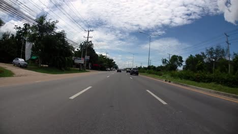 Este-Es-Un-Lapso-De-Tiempo-Con-Una-Cámara-De-Acción-Montada-Frente-Al-Camión,-Conduciendo-De-Pranburi-A-Hua-Hin-Y-De-Hua-Hin-A-Bangkok-En-Phet-Kasem-Road