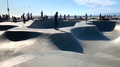 Local-skater-boarders-and-skating-professionals-entertaining-visitors-at-the-iconic-Venice-Beach-Skatepark