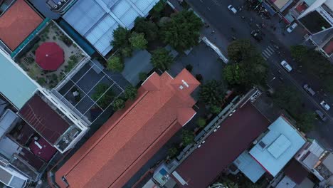 Vuelo-De-Drones-Por-La-Tarde-Sobre-Los-Tejados-Del-Distrito-De-Binh-Thanh,-Con-Una-Iglesia-Católica-En-Un-área-Densamente-Poblada-De-La-Ciudad-De-Ho-Chi-Minh-O-Saigon-Vietnam