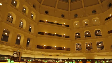 Biblioteca-Estatal-Victoria-En-La-Noche-Gente-Estudiando-En-La-Biblioteca-De-Melbourne-Atracciones-Turísticas-De-Melbourne,-Biblioteca-De-Melbourne
