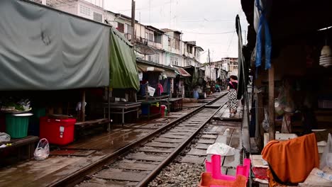 Un-Emocionante-Viaje-En-Tren-Al-Mercado-Ferroviario-De-Mae-Klong