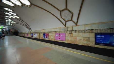 Gente-Esperando-Un-Tren-En-La-Estación-De-Metro-Novza