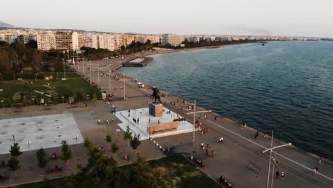 Filmdrohne-über-Alexander-Dem-Großen-Monument-In-Griechenland,-Thessaloniki-Geschossen