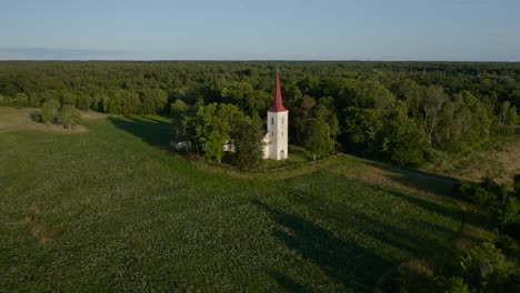 Weiße-Kirche-Mit-Rotem-Dach-Inmitten-Von-Feldern-Und-Wäldern-Im-Sommer