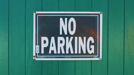 Cartel-Que-Dice-Que-No-Hay-Estacionamiento-Fijado-A-La-Pared-De-Madera-Verde