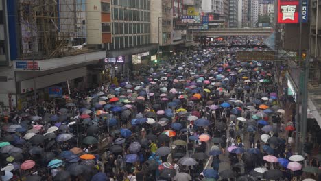 Hochwinkel-Von-Demonstranten-Aus-Hongkong,-Die-Gegen-Das-Anti-Masken-Gesetz-Marschieren