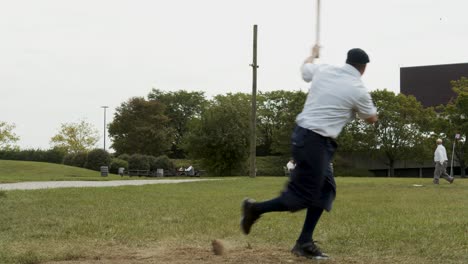 Nachstellung-Des-Baseballs-Aus-Den-1860er-Jahren-In-Ohio-Village-–-Spieler-Trifft-Auf-Line-Drive-–-Historischer-Baseball