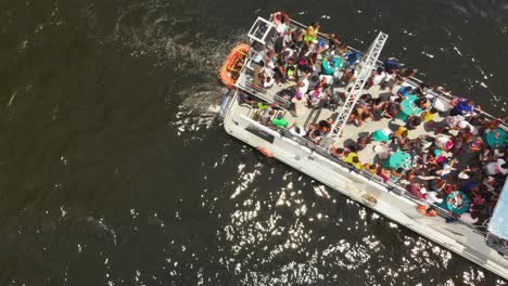 Imágenes-Aéreas-De-Asistentes-A-La-Fiesta-A-Bordo-De-Un-Barco-En-Mar-Abierto-Disfrutando-De-La-Música