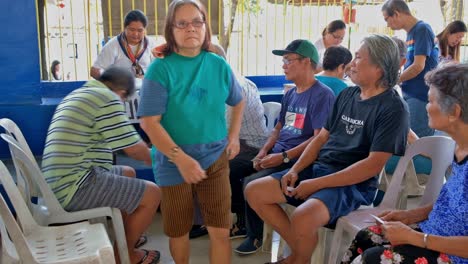 Los-Ciudadanos-De-La-Tercera-Edad-Inscritos-Hacen-Fila-Para-Recibir-Su-Asignación-Mensual-En-Efectivo-En-La-Ciudad-De-Cebú,-Filipinas