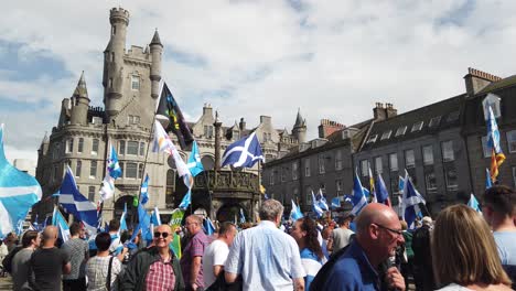 Una-Multitud-De-Partidarios-De-La-Independencia-Pro-Escocés-Se-Reúnen-Alrededor-De-Aberdeen-Mercat