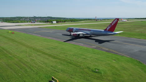 Imágenes-Aéreas-De-Un-Avión-Jet2-Que-Llega-Y-Se-Dirige-A-Su-Puerta-De-Llegadas