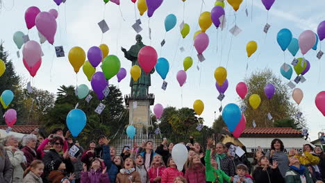 Cámara-Lenta-De-Niños-Y-Globos-En-El-Enorme-San-Carlo-En-Arona,-Italia