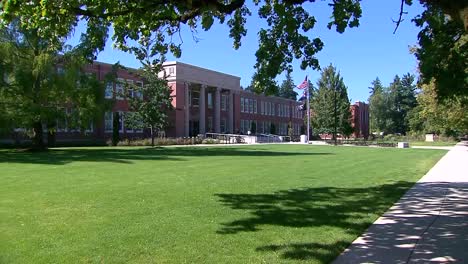 Otorgar-Edificio-De-Escuela-Secundaria-En-Portland,-Oregon