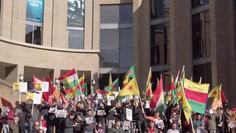 Weite-Einstellung-In-Zeitlupe-Von-Menschen,-Die-Gegen-Die-Türkische-Besetzung-Und-Die-Ethnische-Säuberung-Der-Kurden-In-Glasgow-Protestieren