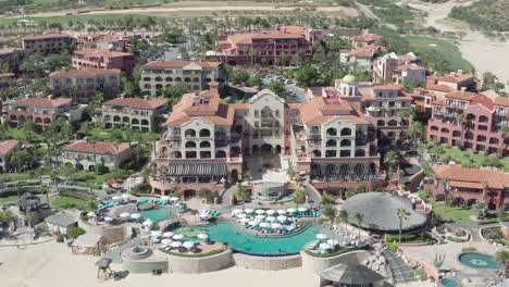 Hotel-De-Lujo-Sheraton-Grand-Los-Cabos-Hacienda-Del-Mar-En-La-Costa-De-Baja-California,-México,-Antena-De-Retroceso